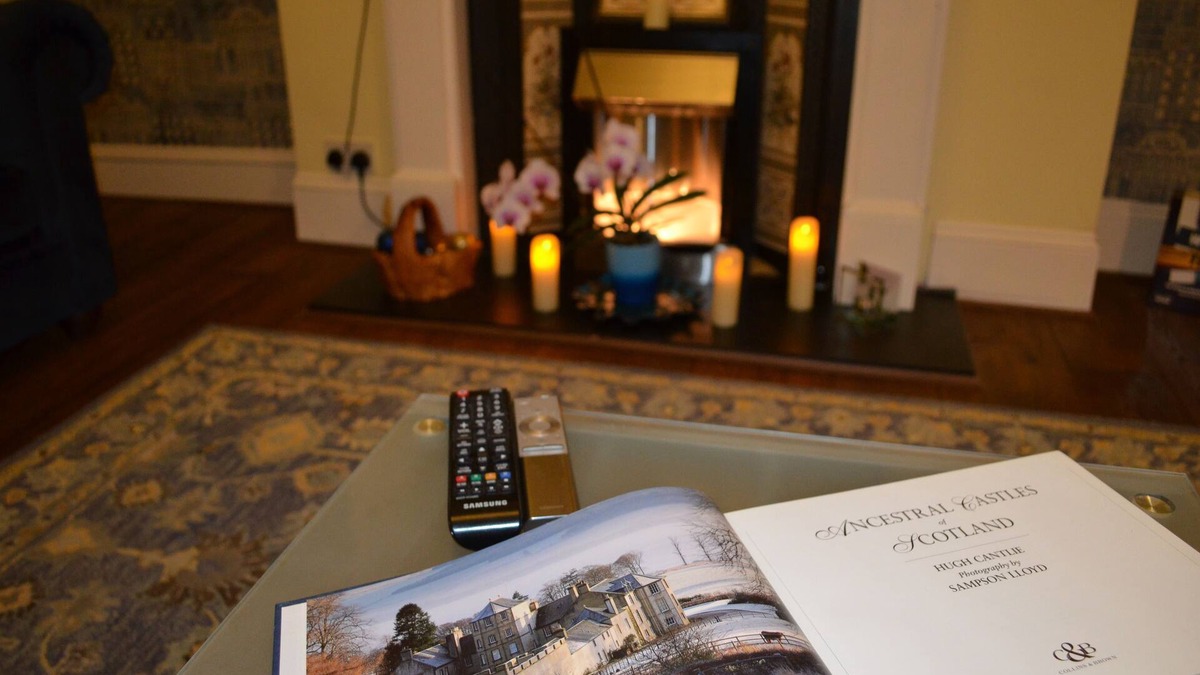 Central Aberdeen Apartment | Alastrean Apartment. Large flat, cosy & warm w/3 beds, 2 bath, free parking