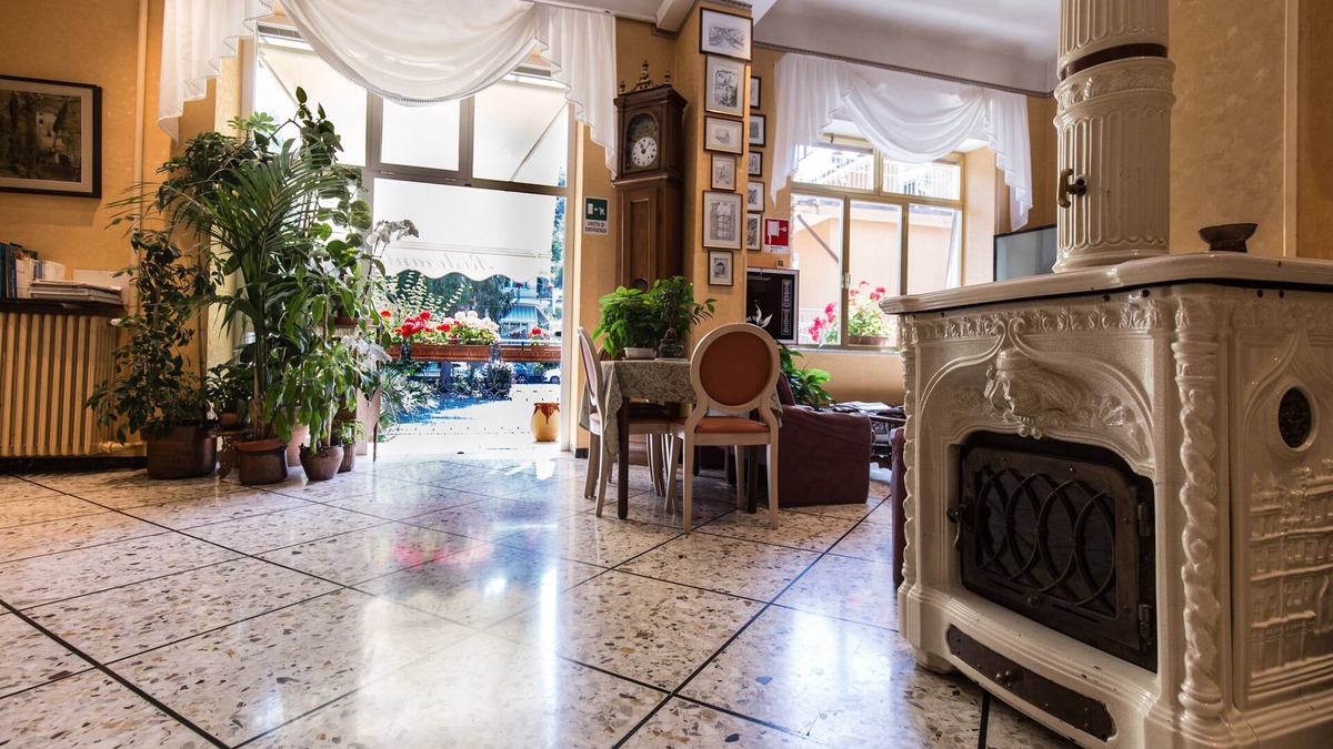Varese Ligure Hotel | Albergo Amici