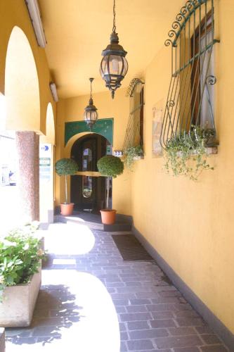 Binasco Hotel | Albergo Della Corona
