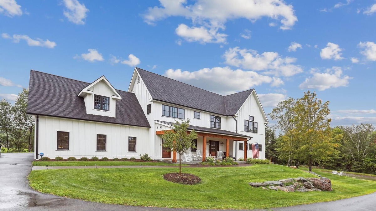 Stowe Hollow House | Alces Lodge: 5 br luxury new build, pond, firepit, a/c, 2 fireplaces, close to town