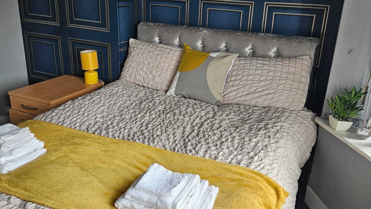 Preston House | Aldwych House For Holidays, Contractors and Relocation with Free Parking &Wi-Fi