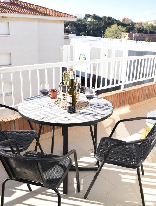 Blanes Apartment | Alegre apto con piscina, a 300m de la playa.