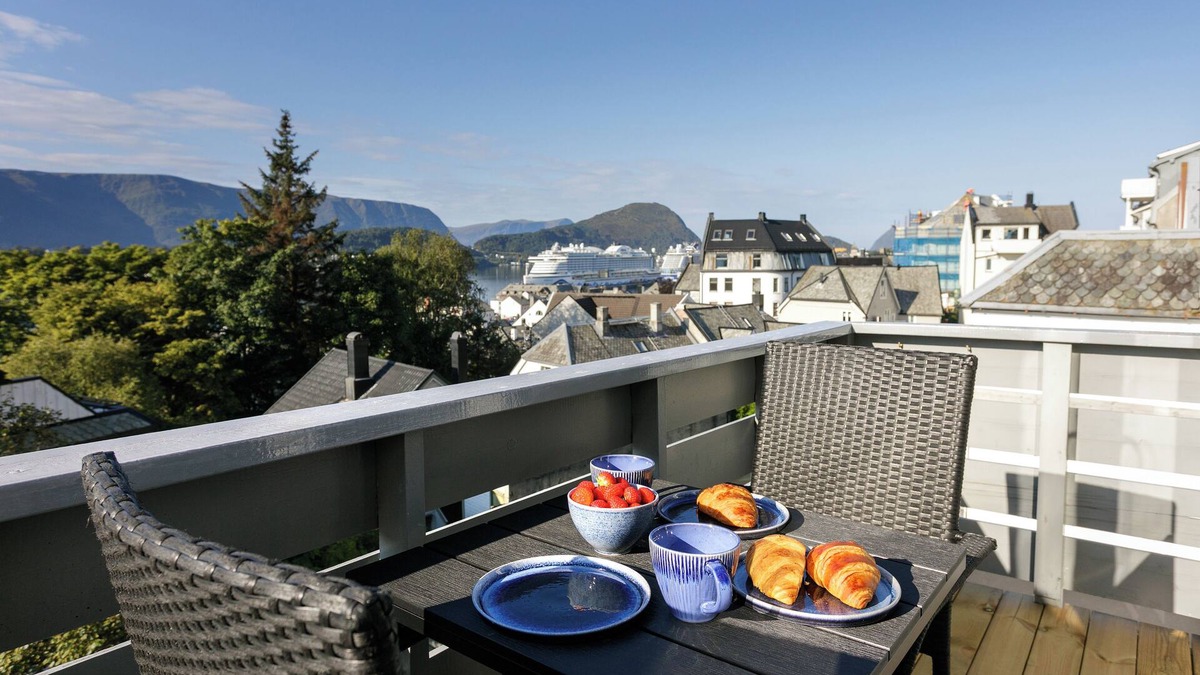 Alesund Apartment | Ålesund center modern apartment with terrace and stunning ocean & Mountain view!