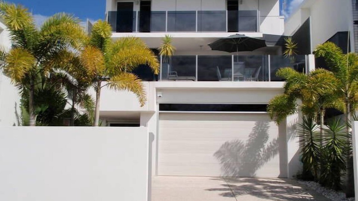 Alexandra Headland House | ALEX BEACH HOUSE Sunshine Coast Holiday House 100 steps to the beach. 12 Guests