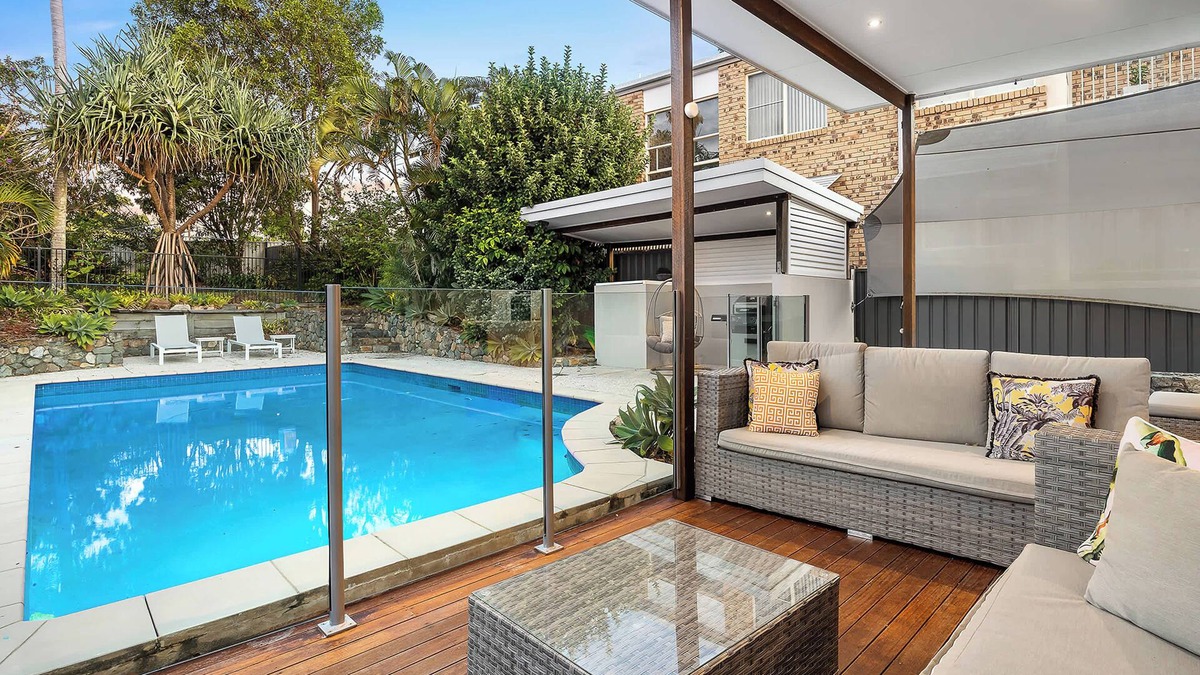 Alexandra Headland House | Alex Poolside Luxury: Pet friendly + Walk to beach