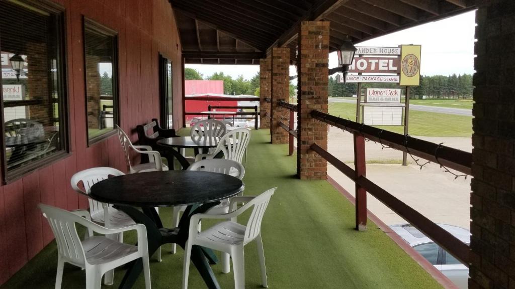 Park River Hotel | Alexander House Motel