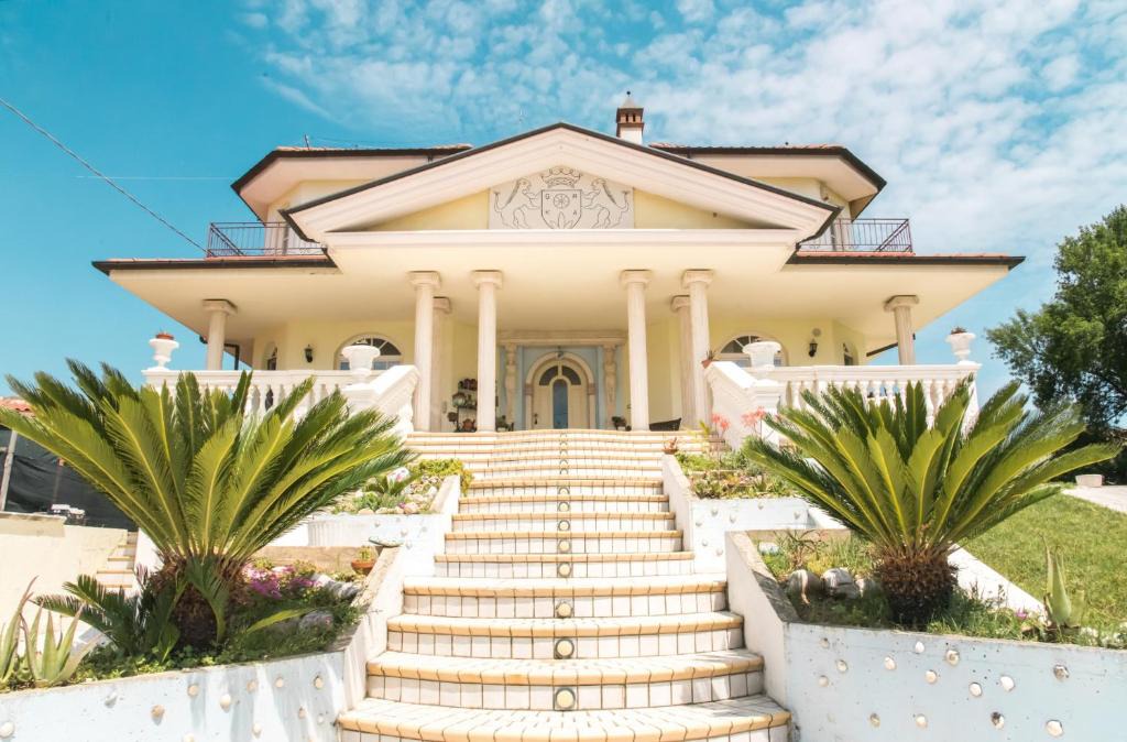 Collecorvino House | Alexander's Home