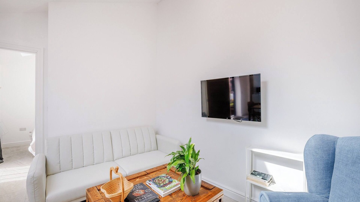 Ellesmere Cottage | Alexander Z - UK43586