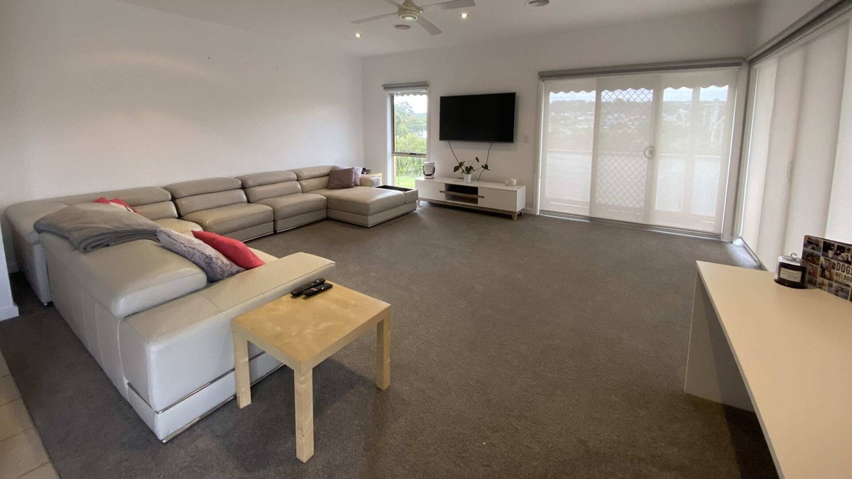 Belmont House | Alfresco Cafe - Mins walk to Highton Village