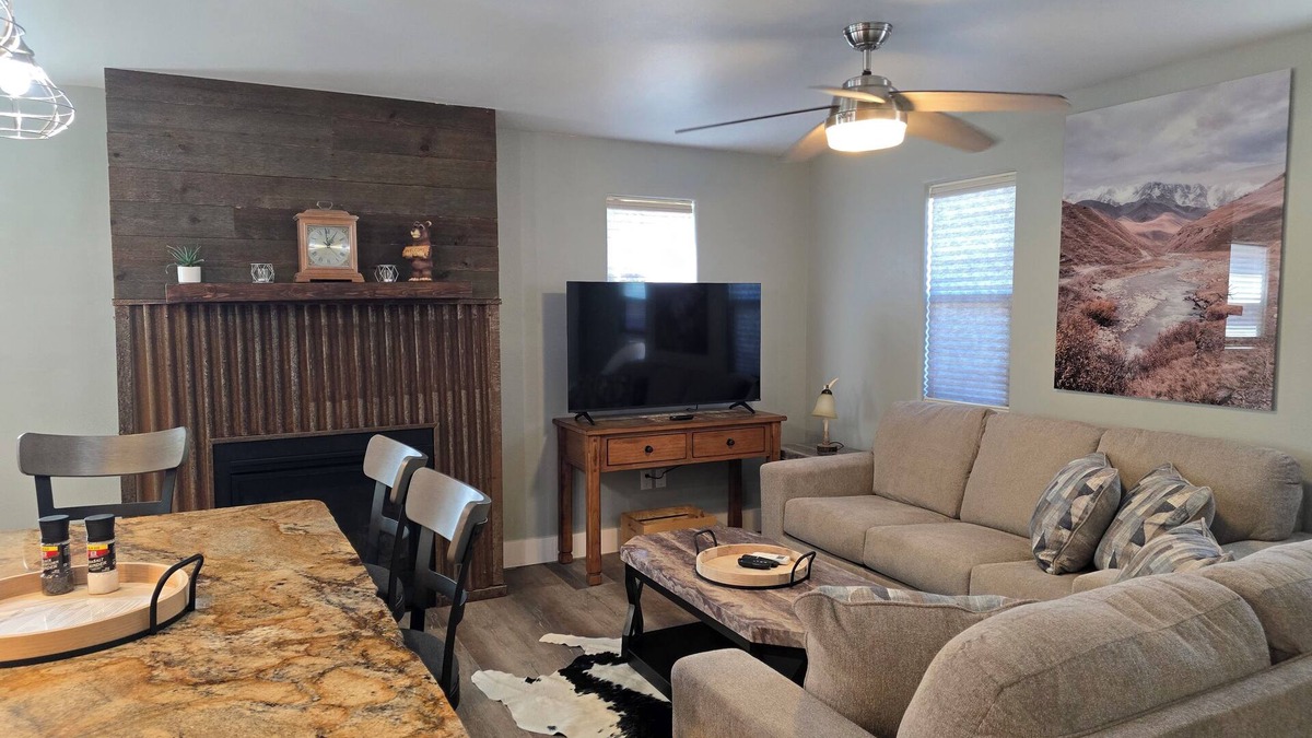 Cody House | Alger Hideaway- steps from historic downtown Cody