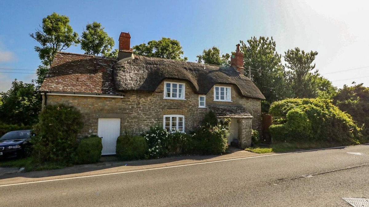 Bridport Cottage | ALICE'S COTTAGE, pet friendly, with a garden in Burton Bradstock