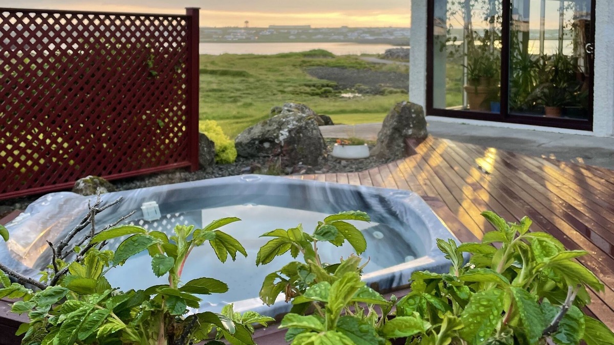 Njardvik Apartment | ÁLKA - Cozy Room by the Sea with Private Hot Tub n10-Min from Keflavík Airport