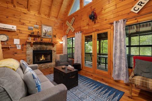 Blue Ridge House | All Aboard - Log Cabin, Game Room, Hot Tub, Lake View, Private Dock - Blue Ridge, GA