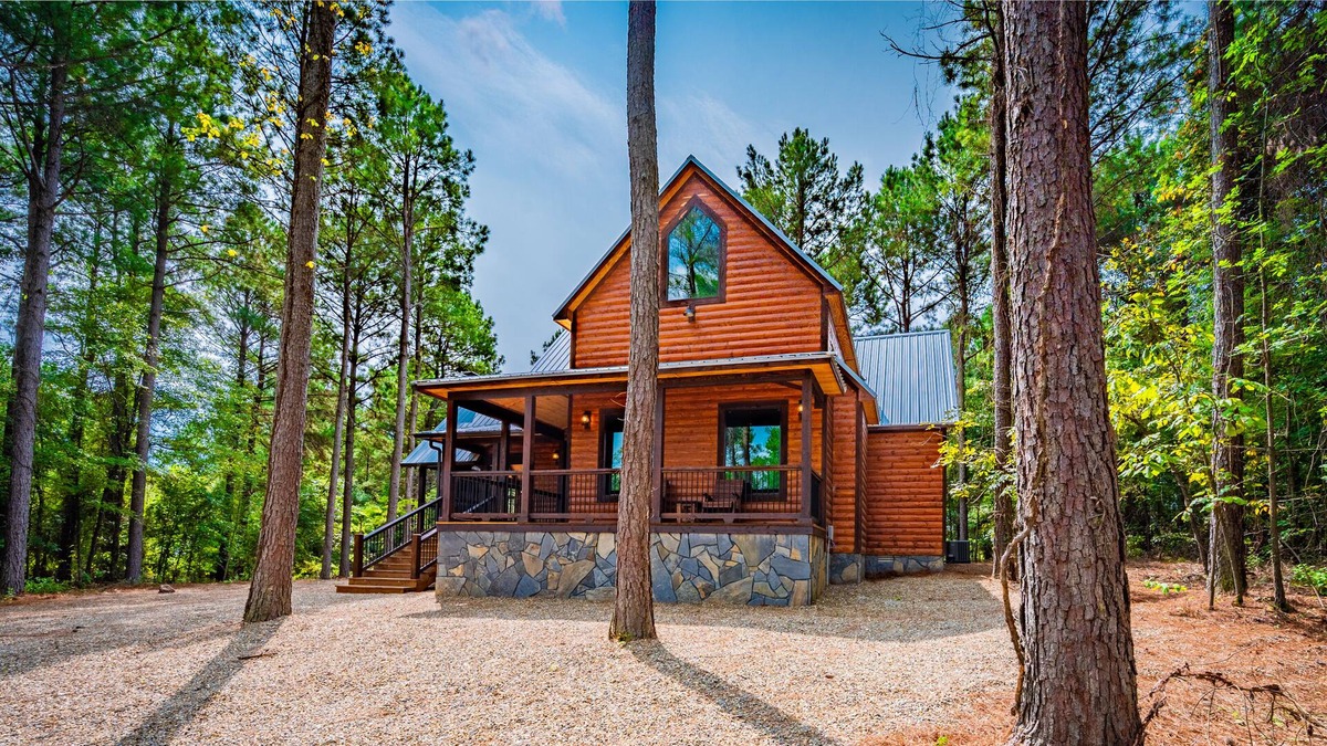 Broken Bow Cabin | All aboard 'TRAINS I MISSED' BRAND NEW spacious one bedroom cabin- Sleeps 4