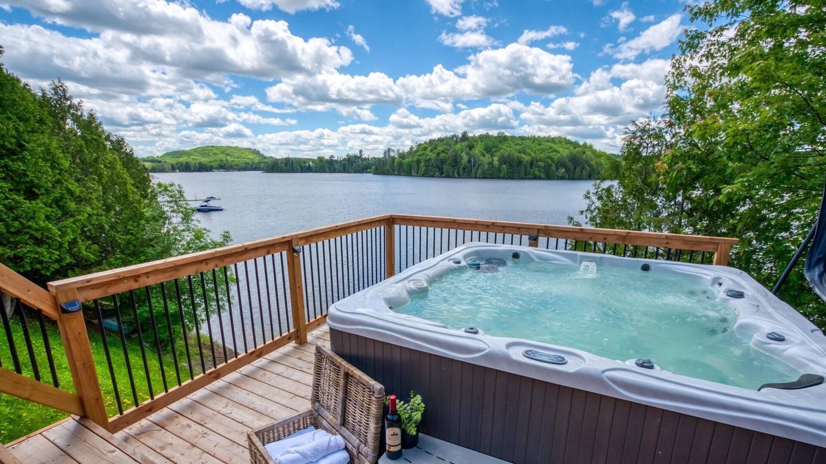 Papineau Regional County Municipality Ski Chalet | All Decked Out: Stunning Hot Tub View