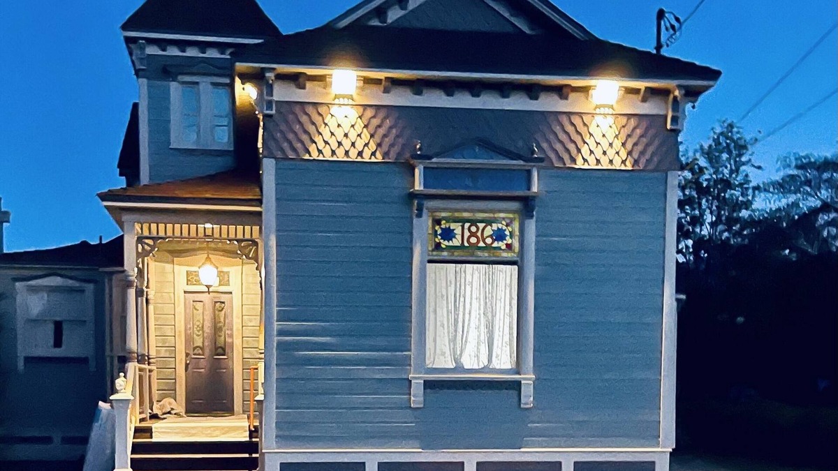 Bishop Apartment | All New 1 BEDROOM Downtown Luxury Victorian bedroom separate from house sleeps 2