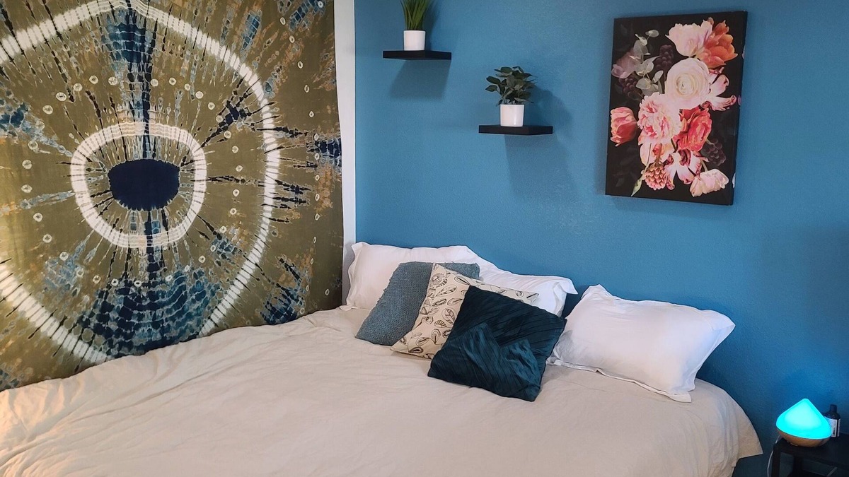 Aurora House | All New Beds, Roku, Private Yard, Pet Friendly