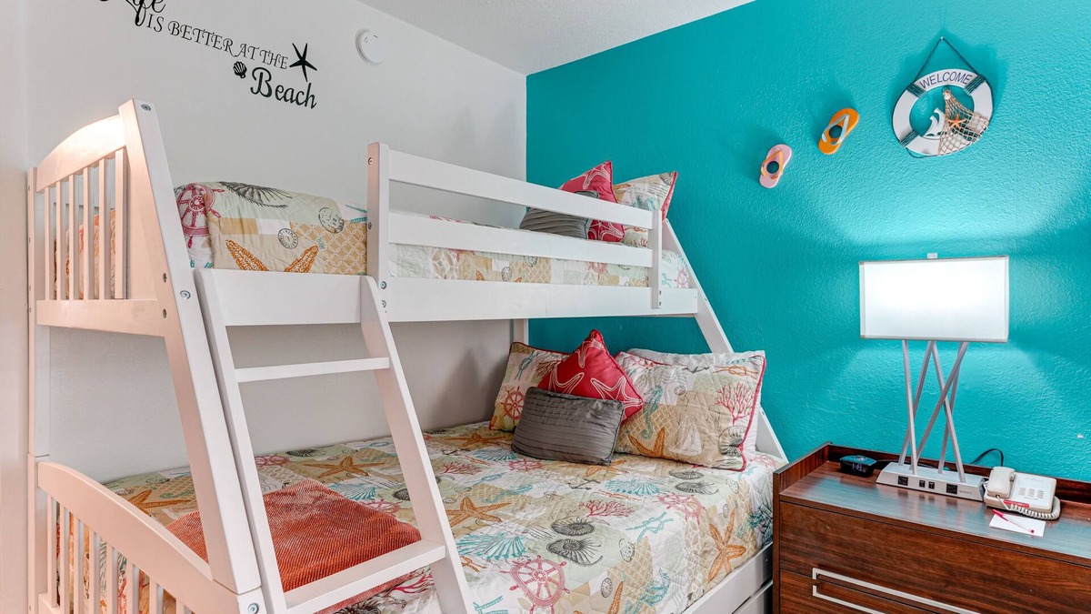 Trailer Estates Hotel | All-New, Huge Pool, 70" TV, Bunk Beds, Tiki Bar & Grill!