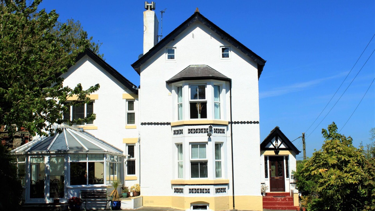 Tyn-y-Gongl House | All rooms ensuite, large sociable spaces, good location, games room, sea views