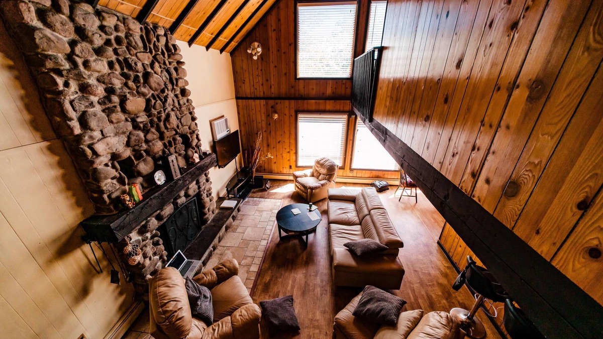 Henryville House | All Seasons Getaway.