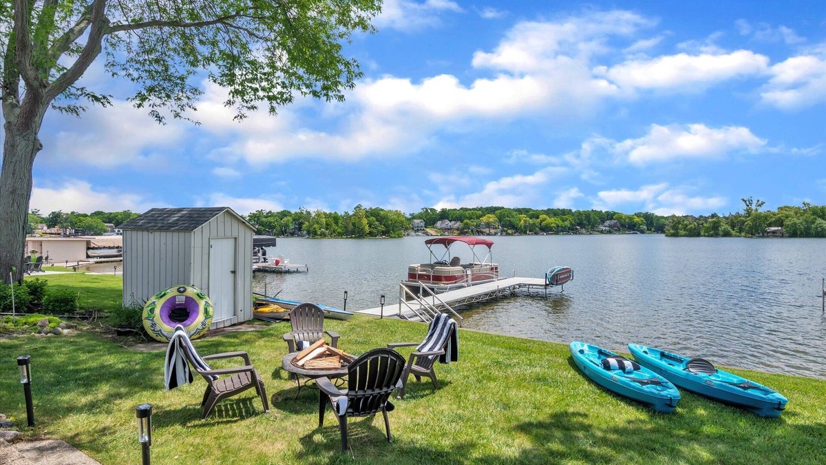 Howell Cottage | All-Sports Crooked Lake "Neon Oasis" (w/ boat for rent)
