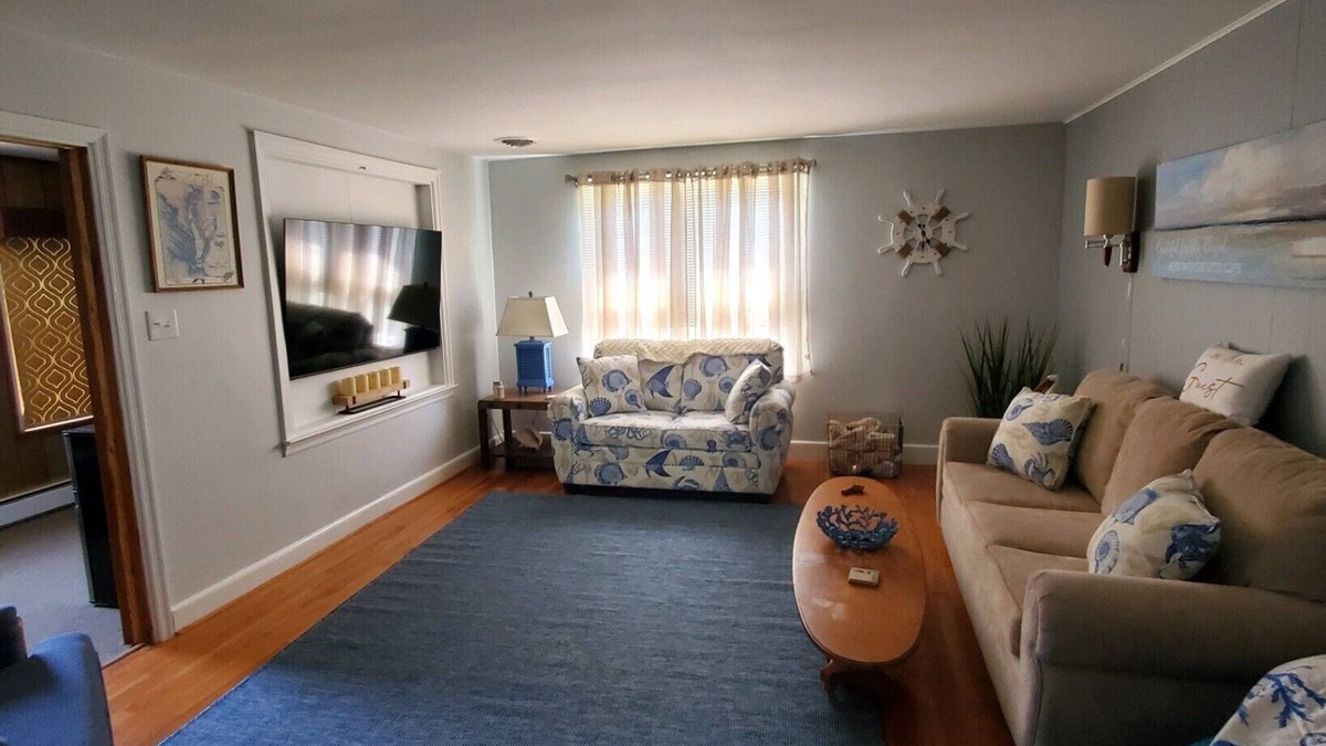 Rock Hall House | All the comforts of home within a 3 Min. walk to the Bay, Restaurants Marinas.