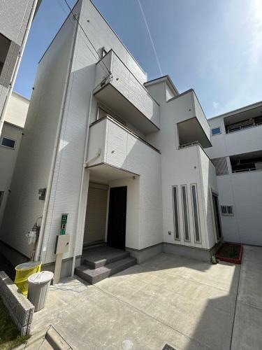Naniwa Villa | ALL TRUST2馆临近心斋桥道頓堀难波直达梅田世博會关西机场Usj全新独栋别墅四个卧室可住8人超大空间3卫2浴厨房设施齐全电视冰箱洗衣机空调配置齐全免费停车4分钟步行至今宫站