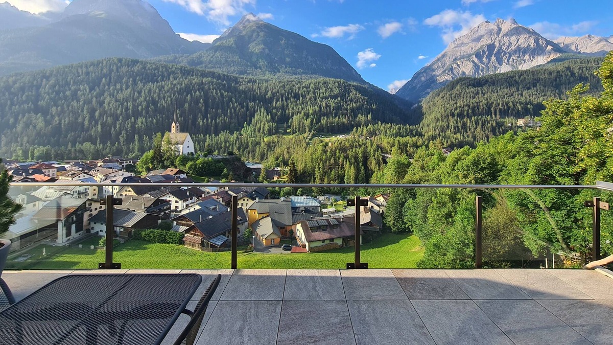Engadin Scoul Apartment | Allegra und Herzlich Willkommen in der Ferienwohnung Chasa Miramunt 6
