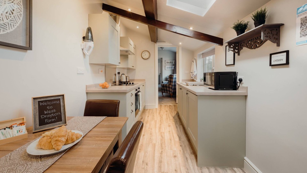 Markham Moor Apartment | Allerton Apartment - a 1 bedroom apartment that sleeps 3 - 5 guests