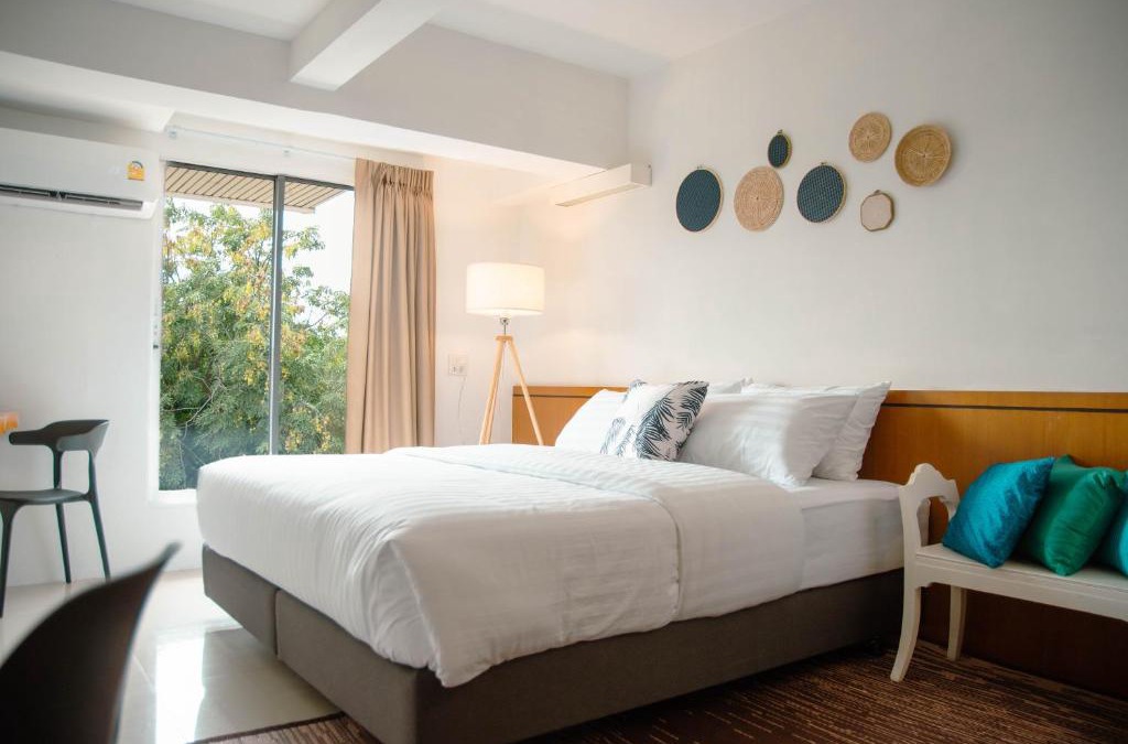 Phra Athit Hotel | Alley & Pier