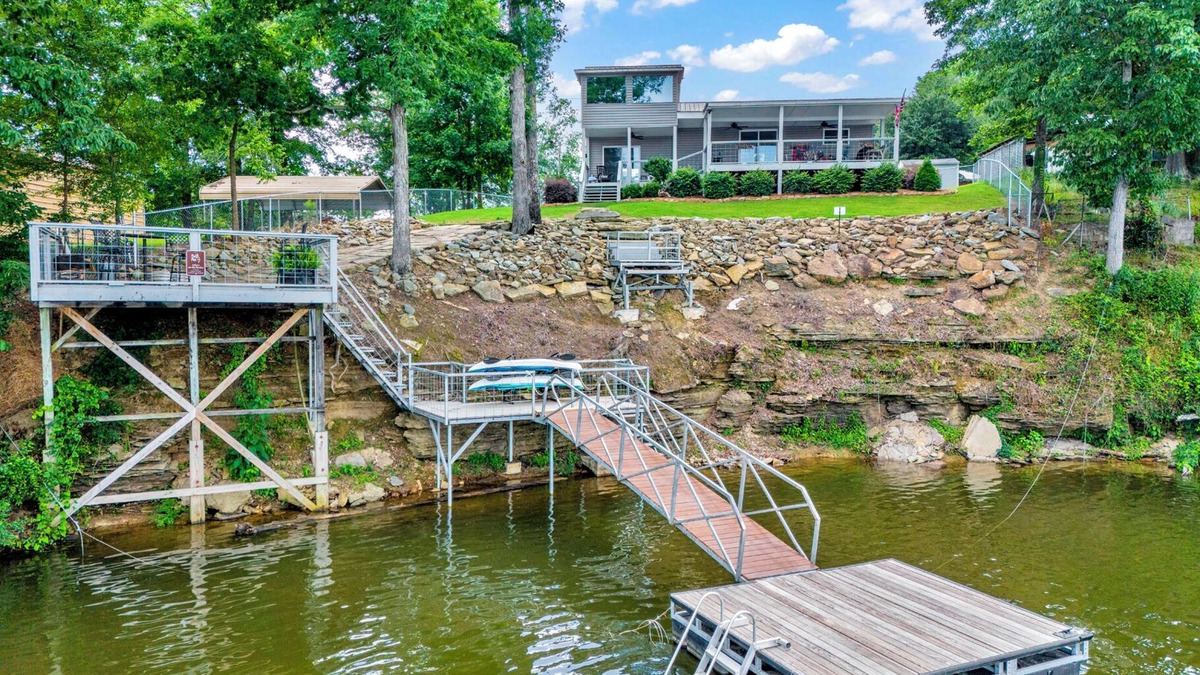 Trimble House | Allie's on the Rocks pet-friendly lake bungalow