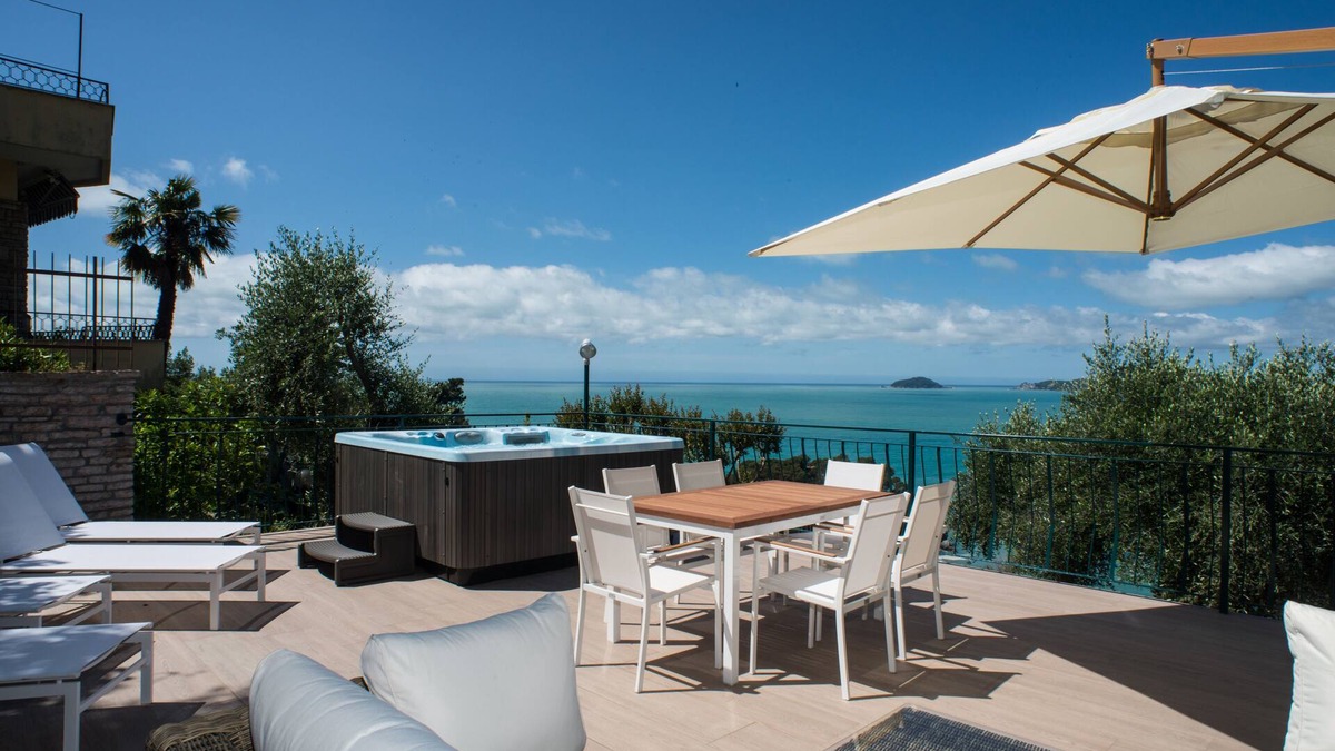 Fiascherino Apartment | "Alloggio Fiascherino" with 50m2 terrace and fantastic sea view