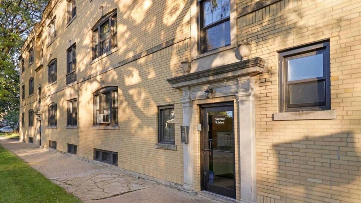 Chicago Apartment | Alluring Studio in Jefferson Park Near Shops