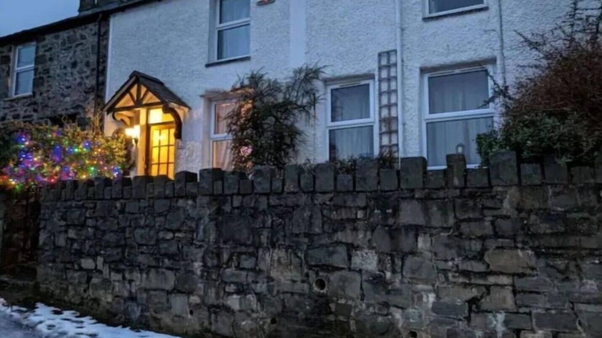 Penmaenmawr Cottage | Alma's Cottage in N. Wales quirky & cosy.nGreat views and for exploring. n