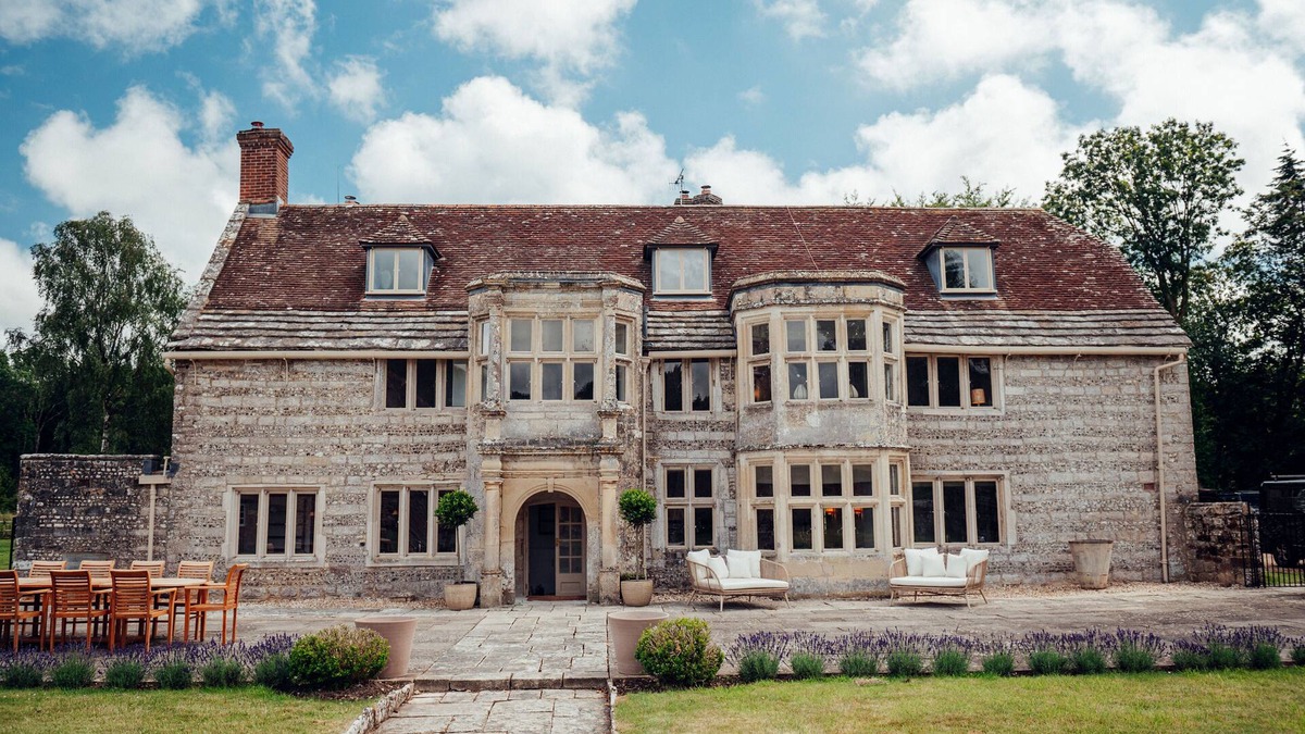 Blandford Saint Mary House | ALMER MANOR LUXURY DORSET COUNTRY ESTATE. SLEEPS UP TO 22,HOT TUB, TENNIS COURTS