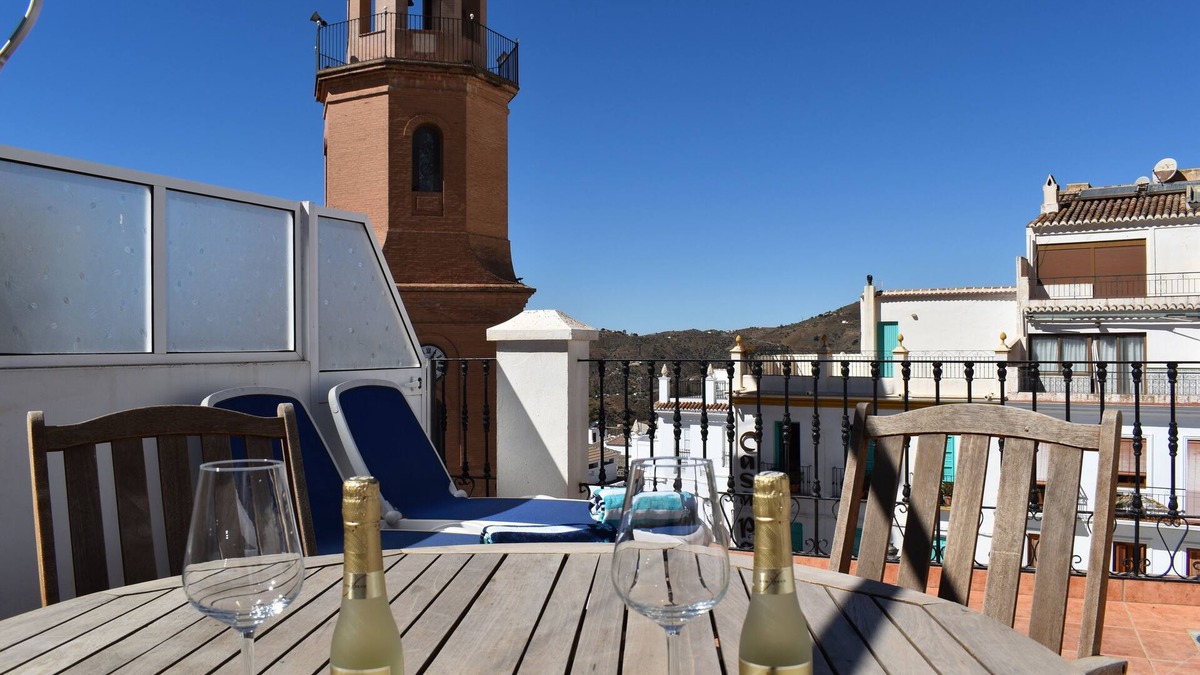 Competa Apartment | Almijara apartment in the square of Cómpeta with beautiful views