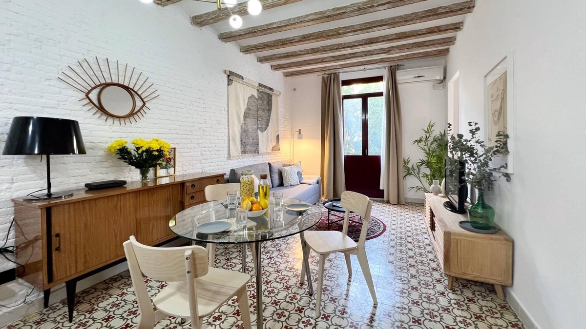 Sant Antoni Apartment | Almodovar Apartment Barcelona with balcony