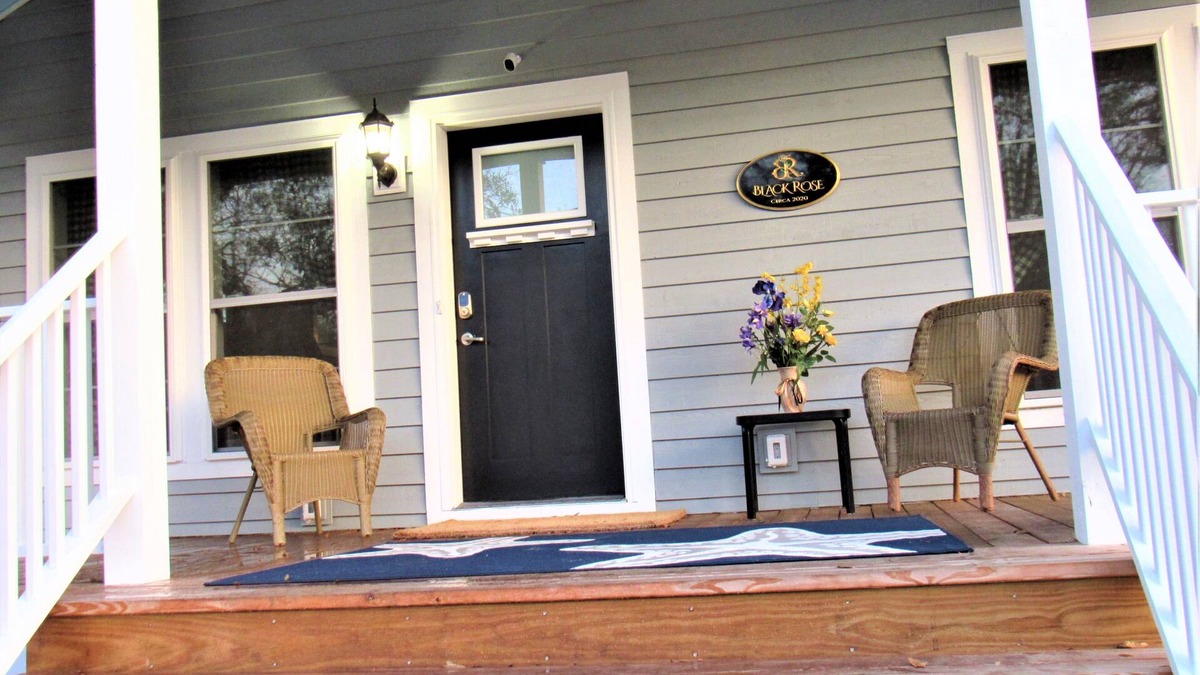 Morehead City House | ALMOST NEW cottage in quaint historic downtown Morehead City. Built in 2020.