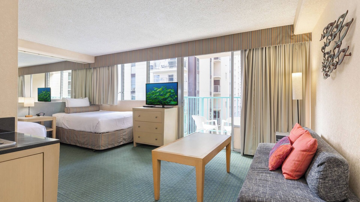 Waikiki Condo | Aloha Surf Waikiki: Pool & Beach Access