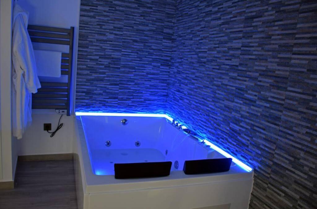 Benalup-Casas Vieja Apartment | Alojamientos Lola, Suite con jacuzzi