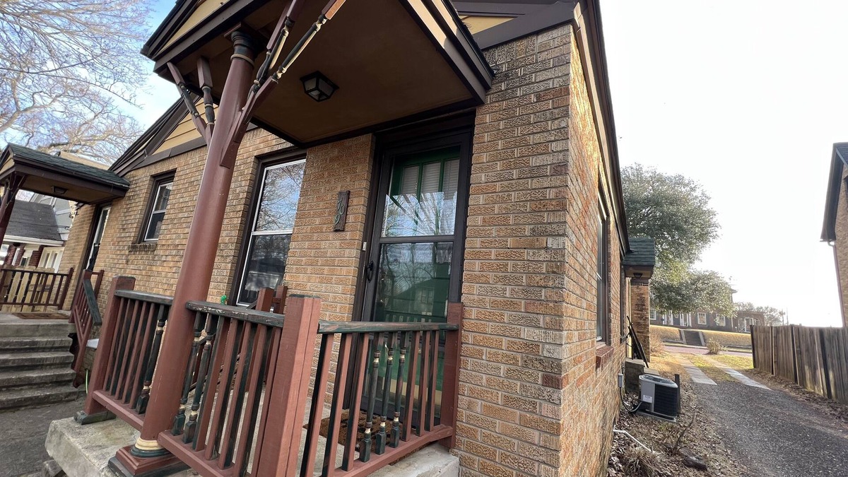 Tyler Apartment | Along the Red Brick Roads!