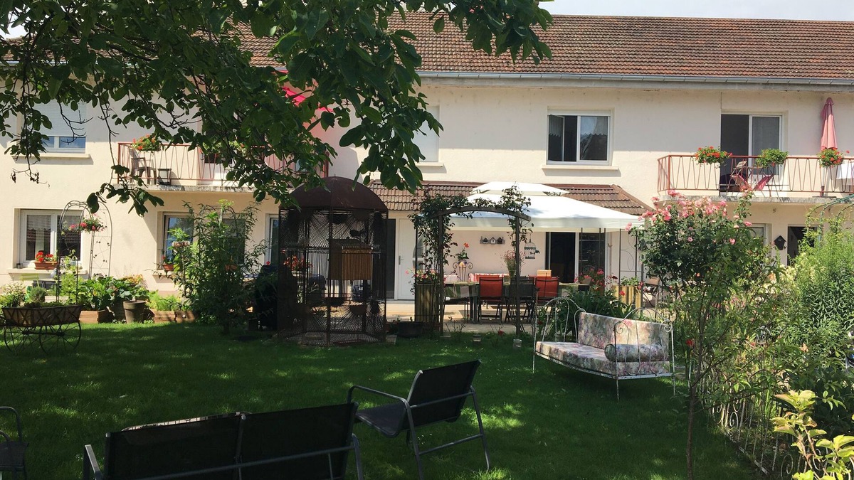 Luxeuil-les-Bains Apartment | Alouette F1 furnished city center 400m from Spa, Casino, garden, private parking