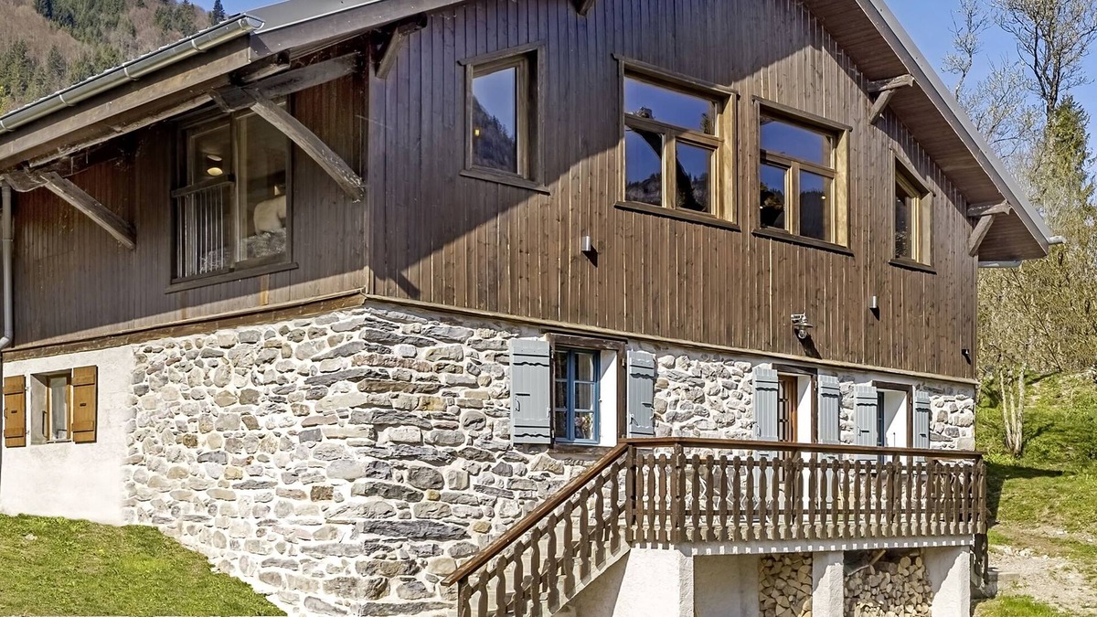 Vacheresse Ski Chalet | Alpine Chalet 1819 a beautiful Savoyard farmhouse, luxury chalet for 6–9 guests.