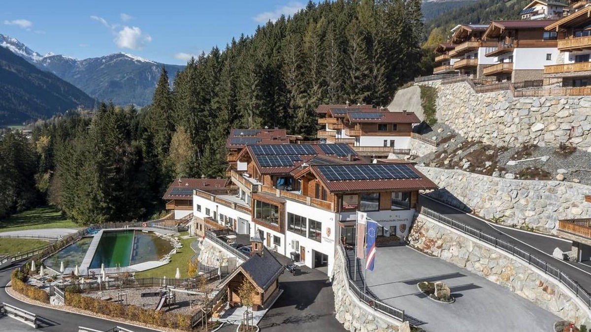 Schonbach Ski Chalet | Alpine Chalet with Sauna and Balcony