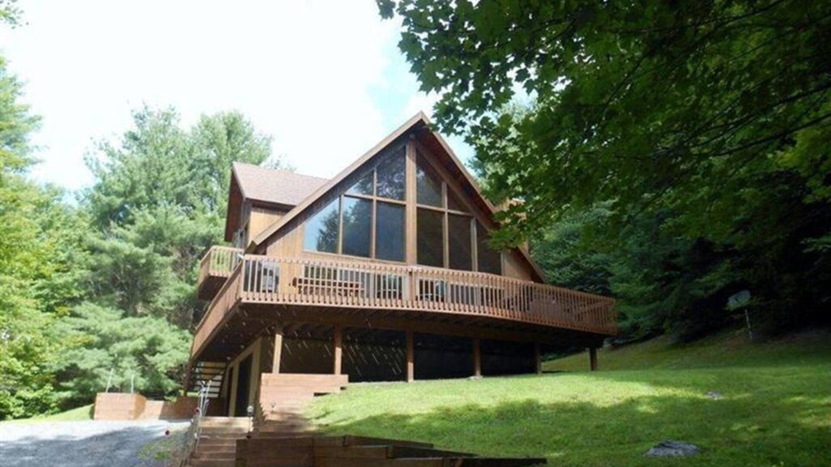 Jewett Center Ski Chalet | Alpine Charm between Hunter and Windham