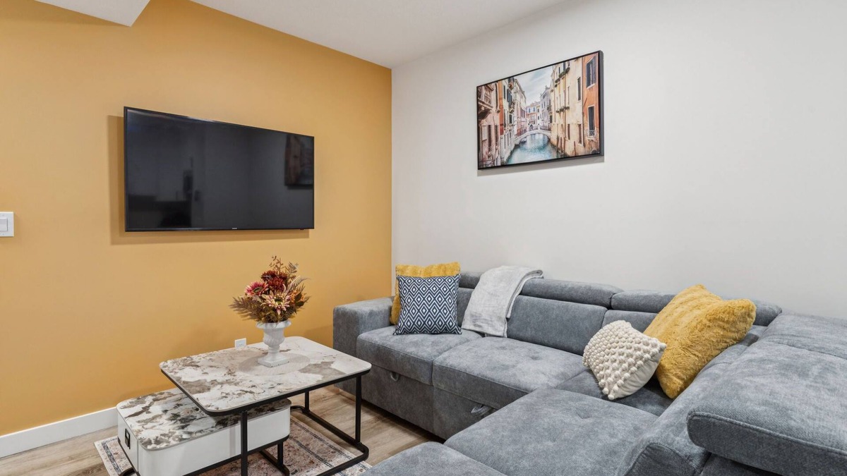 Southwest Calgary House | Alpine Grove 2bed Getaway- 15 Mins to DT