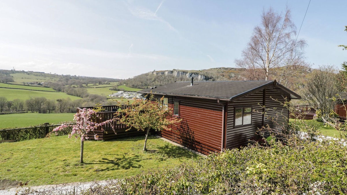 Rhyd-y-foel Cottage | ALPINE LODGE, pet friendly, character holiday cottage in Rhyd-Y-Foel