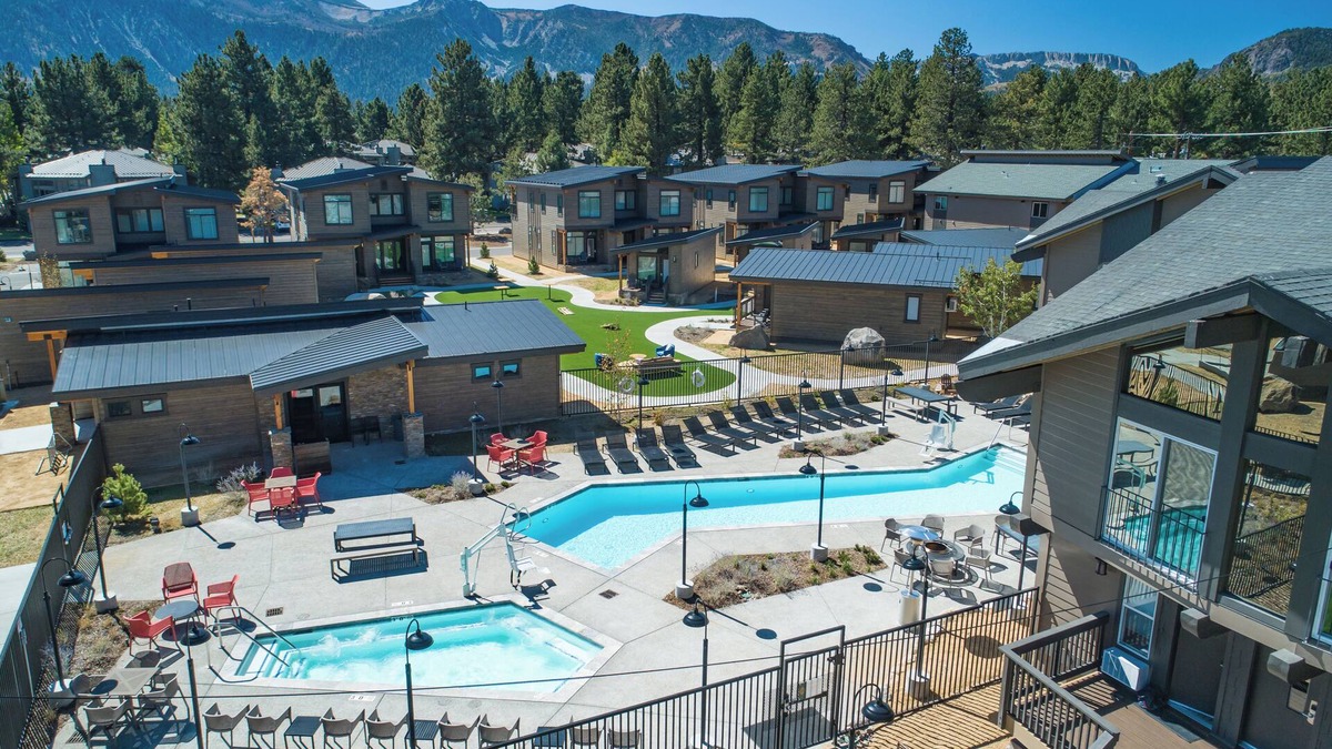 Mammoth Lakes Hotel | Alpine Room with Private Parking, Steps from Mammoth Mountain & Ski Trails