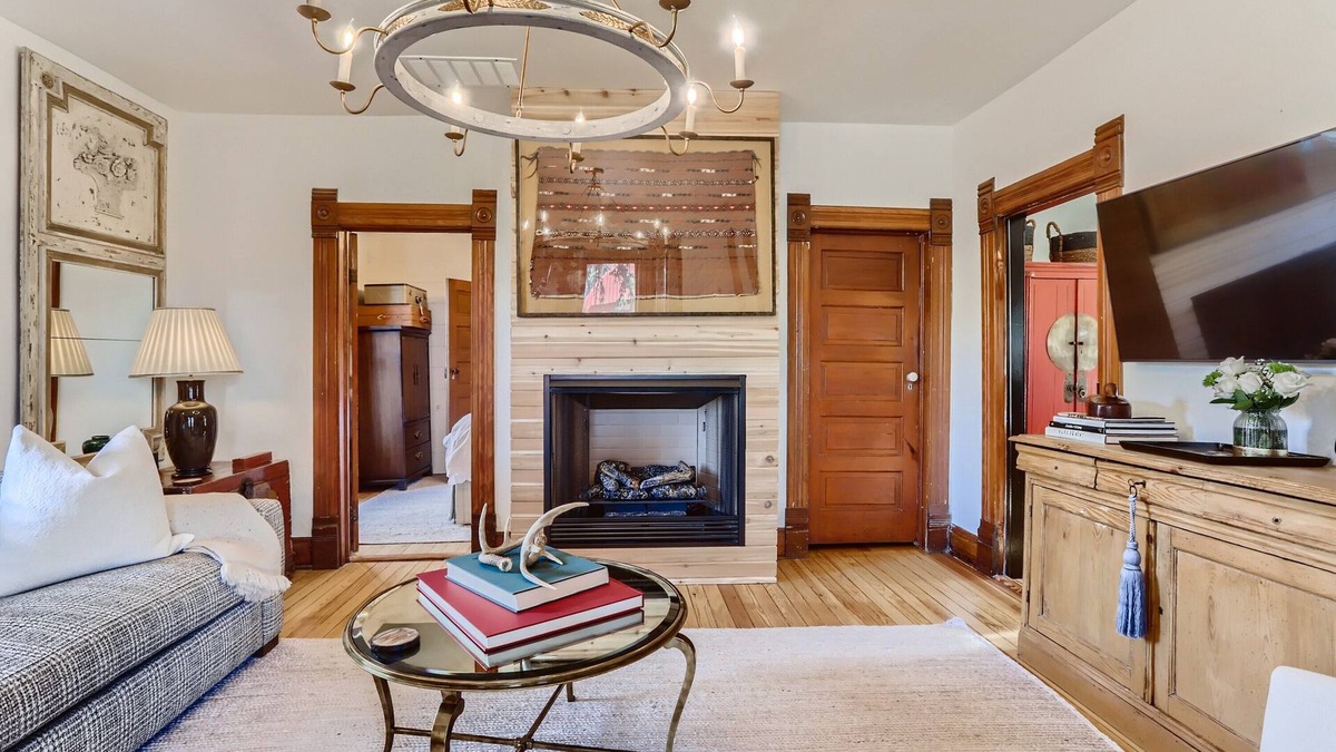 Lyons House | Alpine Victorian Vacation Rental