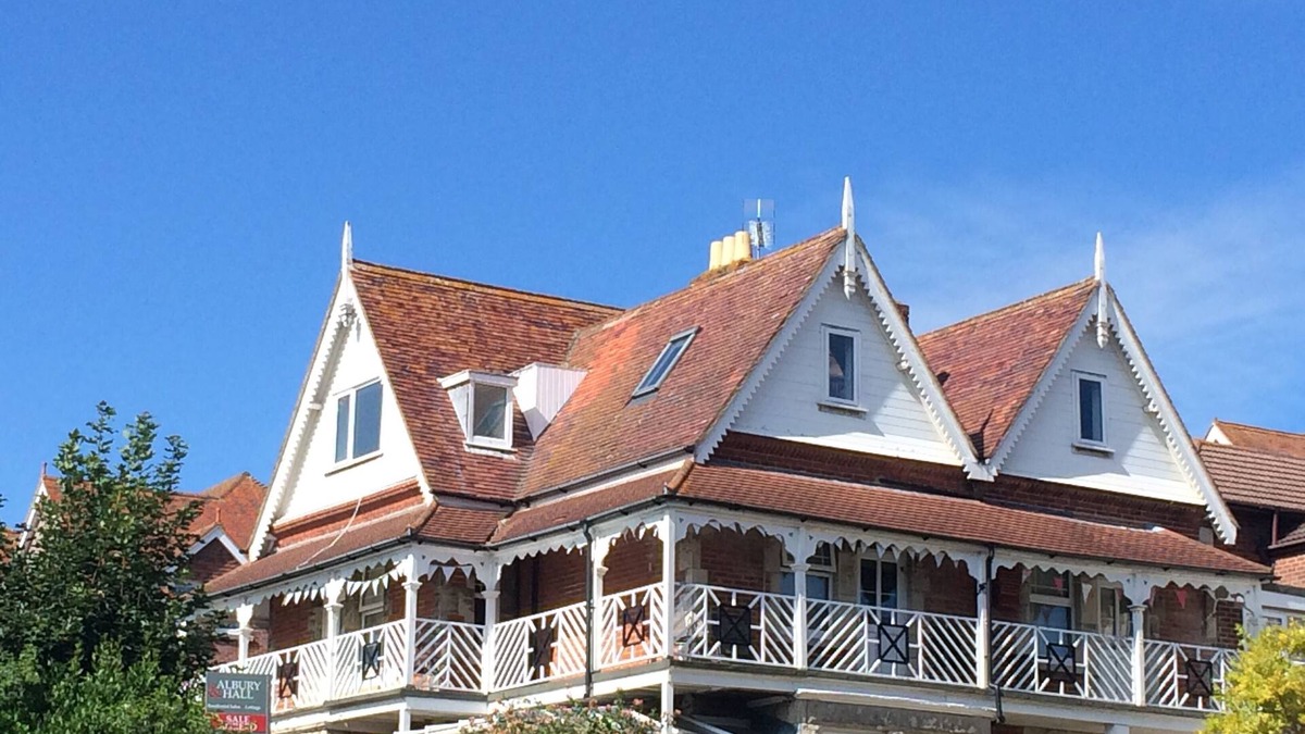 Swanage Apartment | Alrose Villa, wrap around balcony sea/hill views, minutes walk from beach/town.